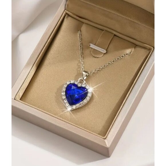 Heart Pendant Necklace - Elegant Rhinestone Gift - Picture 2 of 5